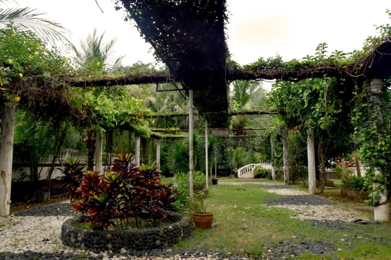 Isla De Oro Hotel Mamburao Exteriör bild