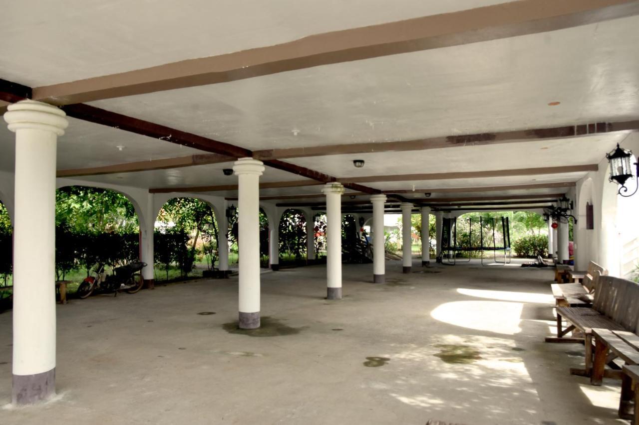Isla De Oro Hotel Mamburao Exteriör bild