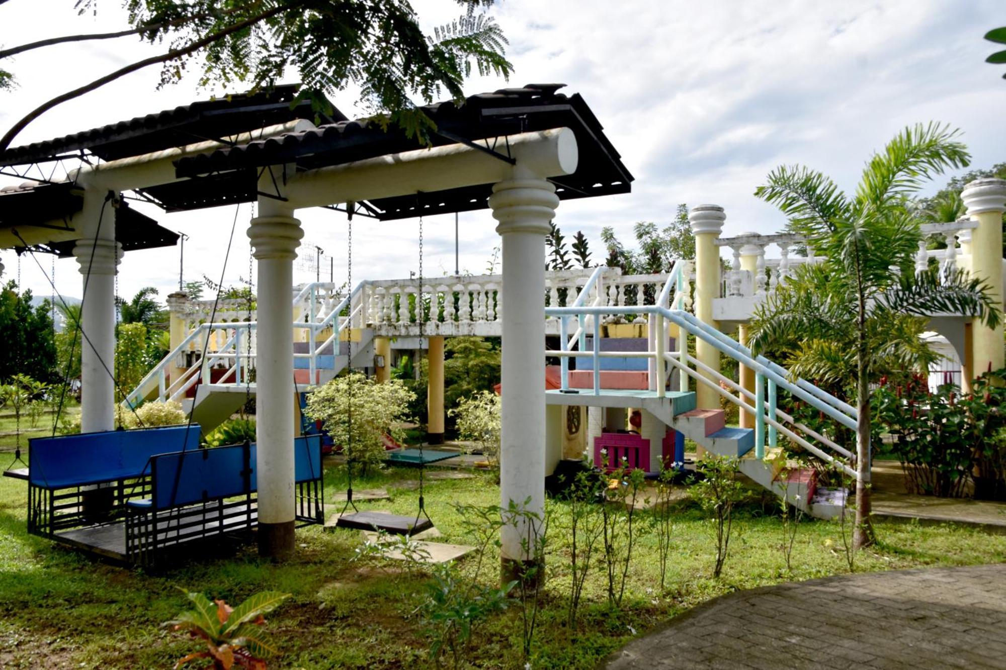 Isla De Oro Hotel Mamburao Exteriör bild