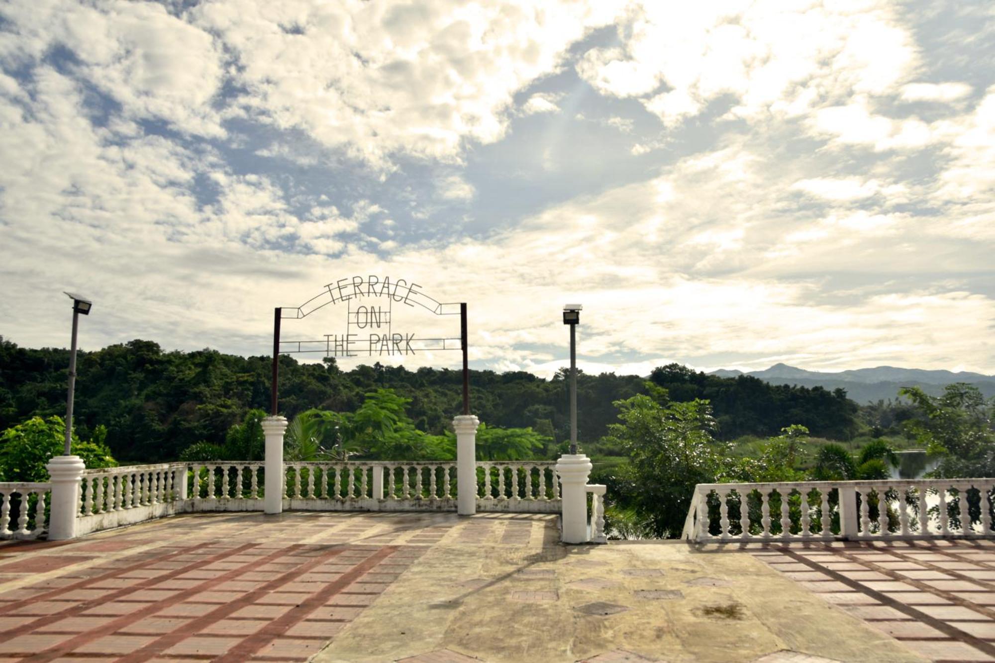 Isla De Oro Hotel Mamburao Exteriör bild
