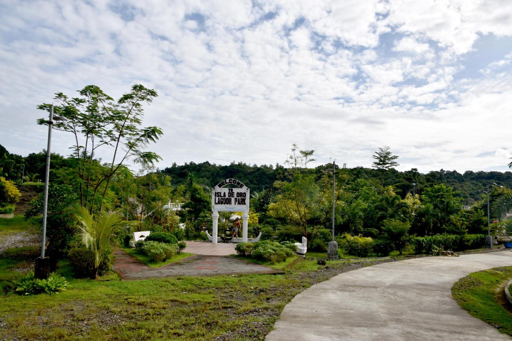 Isla De Oro Hotel Mamburao Exteriör bild