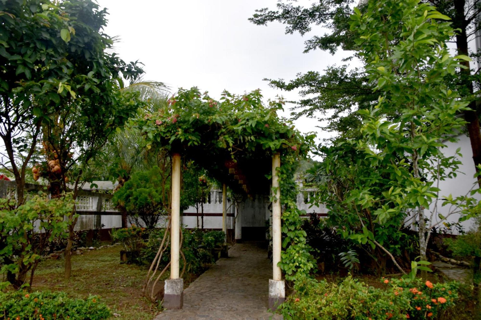 Isla De Oro Hotel Mamburao Exteriör bild
